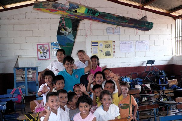 gebasteltes Flugzeug im Klassenzimmer Flugzeug im Klassenzimmer