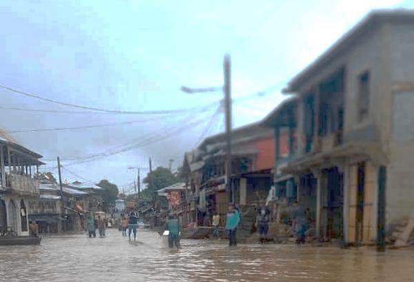 Straßen von Alamikamba überschwemmt