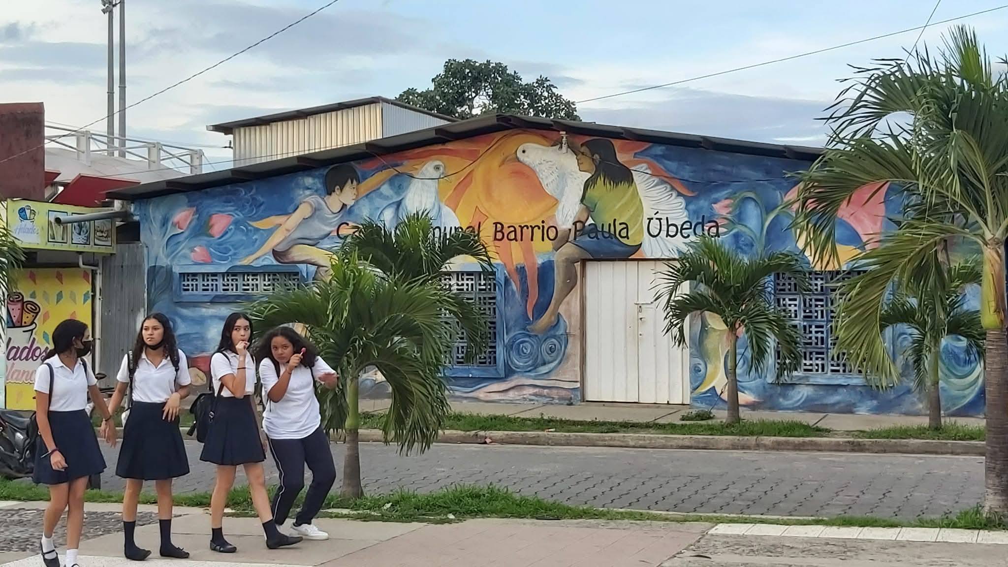 Schüler:innen auf dem Heimweg